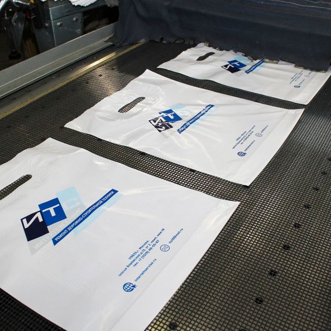 Печать на пакетах логотипов компании